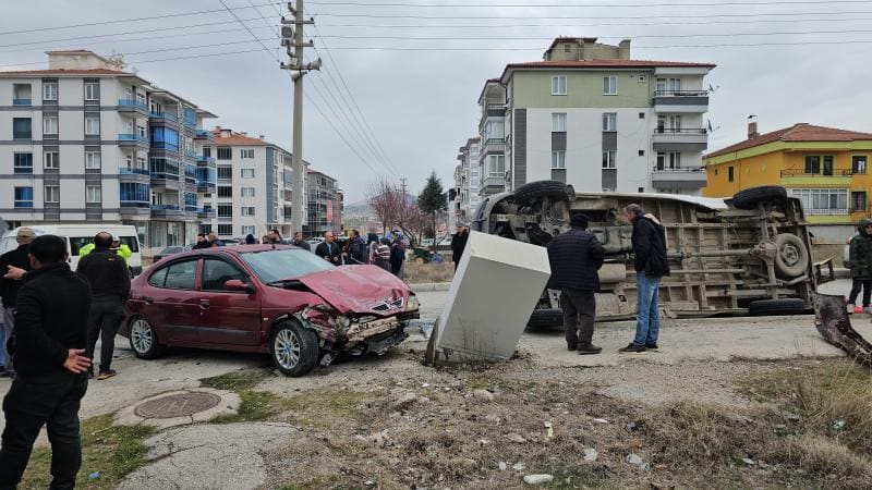 Türkiyədə mikroavtobus və avtomobil toqquşub: 5 nəfər yaralanıb