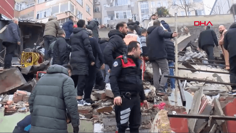 İstanbulda yaşayış binası çöküb 