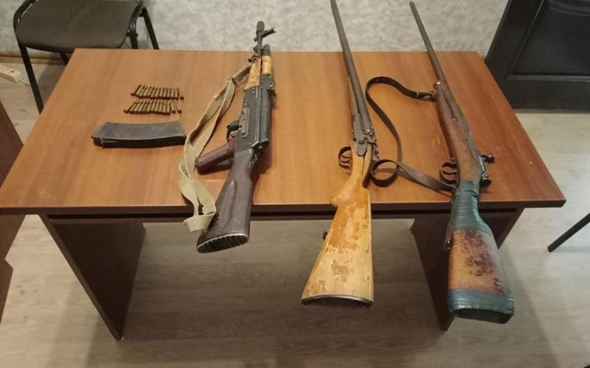 Qanunsuz saxlanılan 2 avtomat, 20 tüfəng aşkar olunub