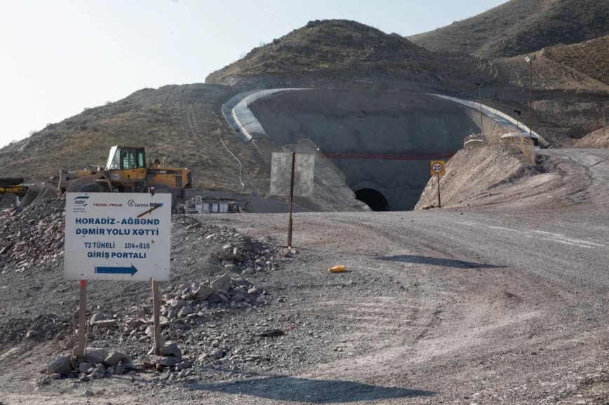 Dünya səyyahları Horadiz-Ağbənd avtomobil və dəmir yolunda görülən işlərlə tanış olublar