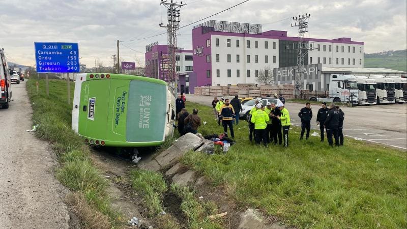 Türkiyədə şagirdləri daşıyan mikroavtobus aşıb: 11 nəfər yaralanıb
