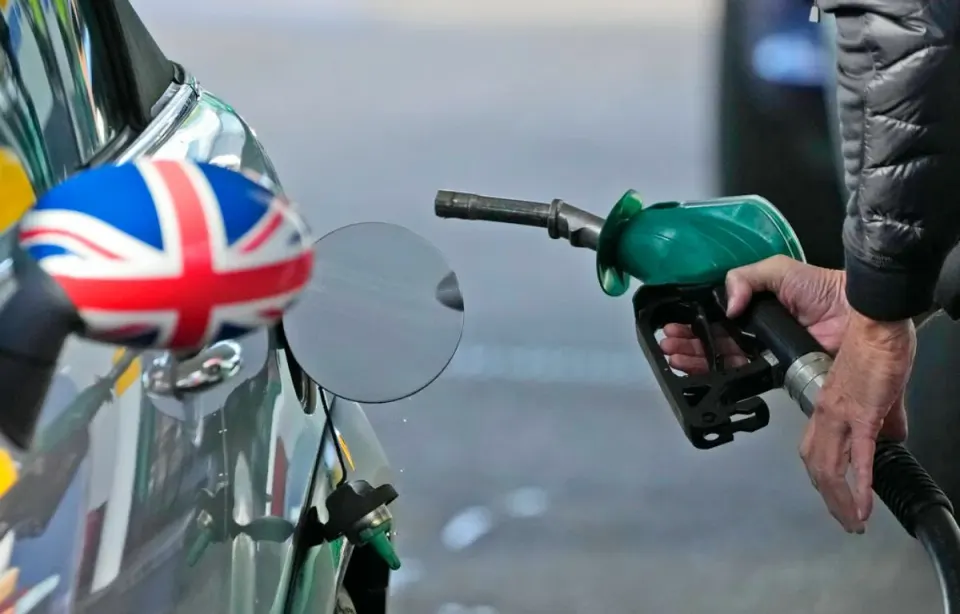  Britaniyada benzin qiymətləri mart ayında rekord səviyyədə artıb