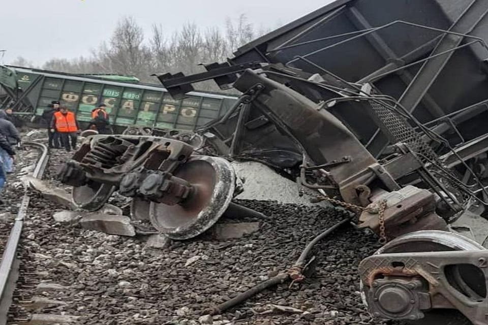 Rusiyada sərnişin qatarı relsdən çıxıb