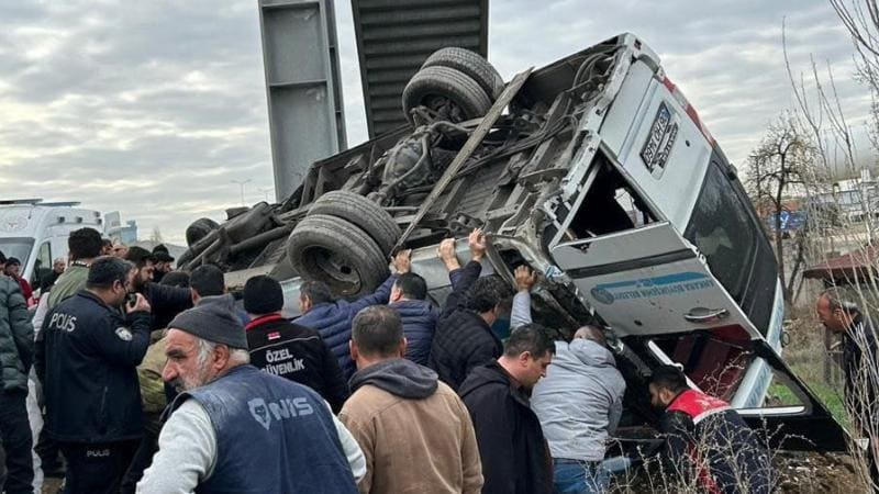 Türkiyədə sərnişin mikroavtobusu qəzaya uğrayıb: 4 nəfər həyatını itirib