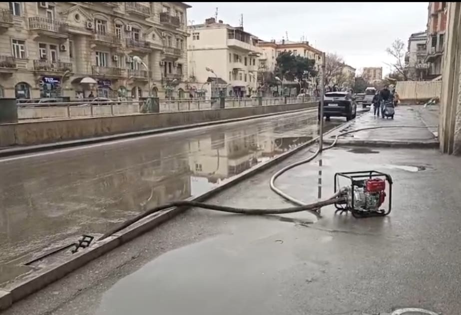 Bir neçə yolda yağış suları xüsusi nasoslar vasitəsilə kənarlaşdırılıb