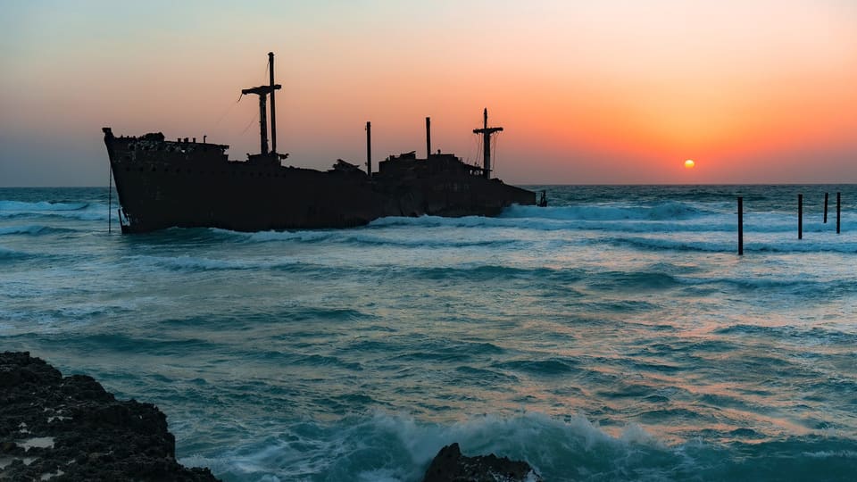 İranın Kiş adası yaxınlığında konteyner gəmisinə atəş açılıb