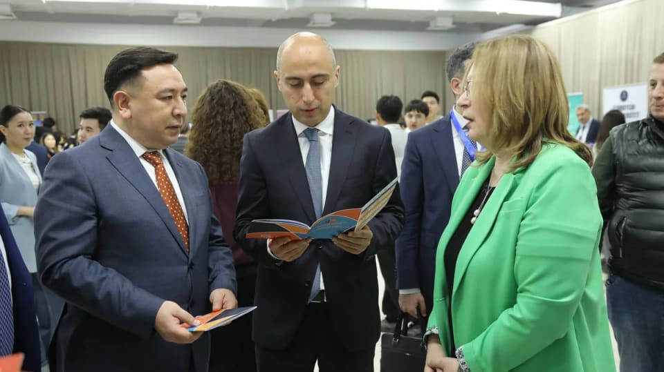 Emin Əmrullayev Almatıda “Study in Azerbaijan” sərgisi ilə tanış olub