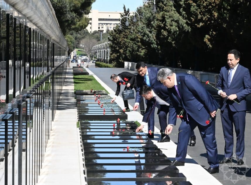 Qazaxıstan nümayəndə heyəti Şəhidlər xiyabanını və Zəfər parkını ziyarət edib
