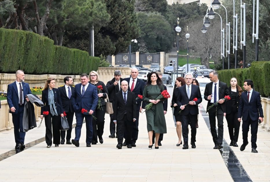 Litva Respublikasının Baş naziri Bakıda şəhidlərin xatirəsini anıb