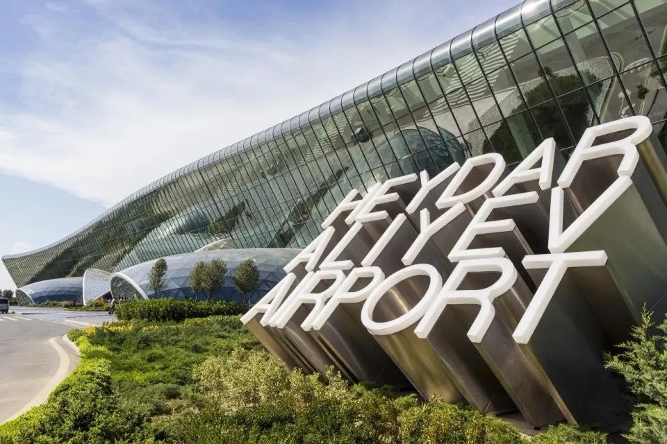 Aeroport WUF13 çərçivəsində nəqliyyat axınının tənzimlənməsi ilə bağlı sərnişinlərə müraciət edib