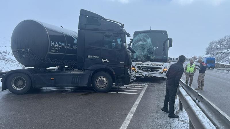 Türkiyədə iki avtobus və iki yük maşınının iştirakı ilə baş verən qəzada beş nəfər yaralanıb