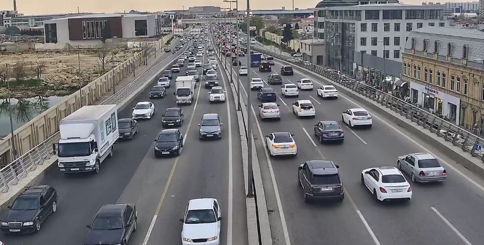 Bir sıra yollarda tıxac müşahidə olunur - SİYAHI