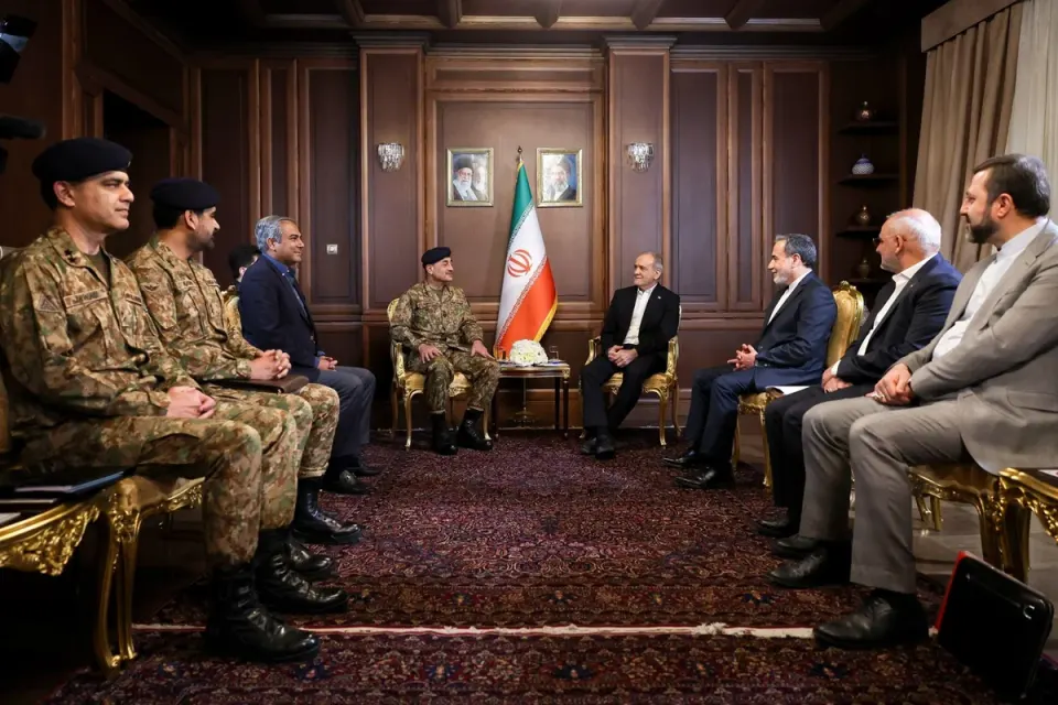 Məsud Pezeşkian Pakistan ordusunun baş komandanı ilə görüşüb