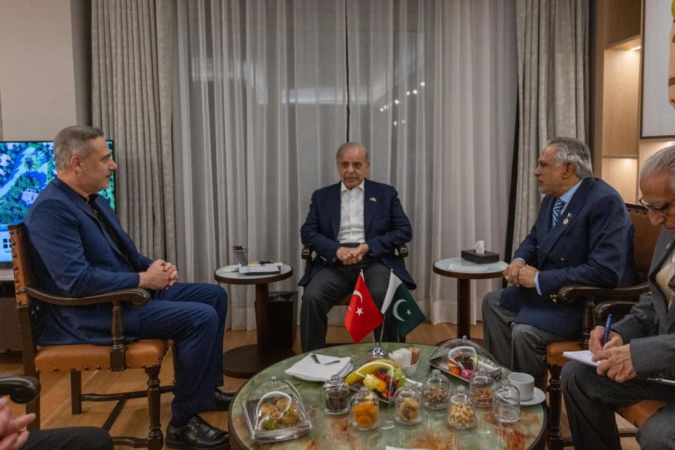 Türkiyə XİN rəhbəri Pakistanın Baş naziri ilə görüşüb