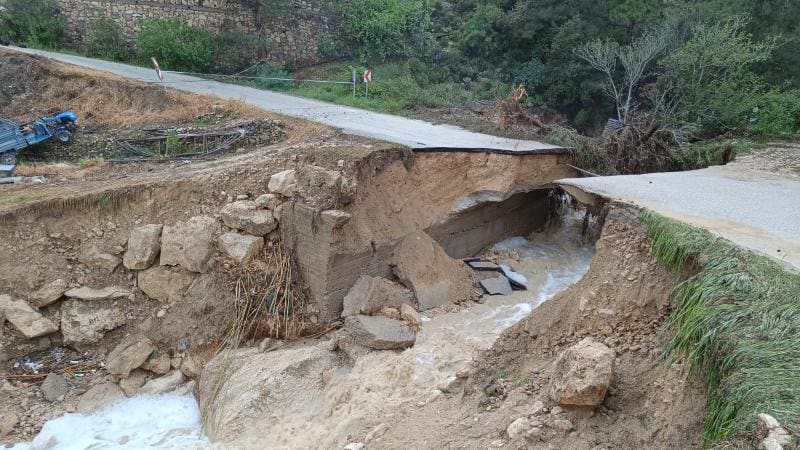 Türkiyədə güclü yağış səbəbindən yol çöküb