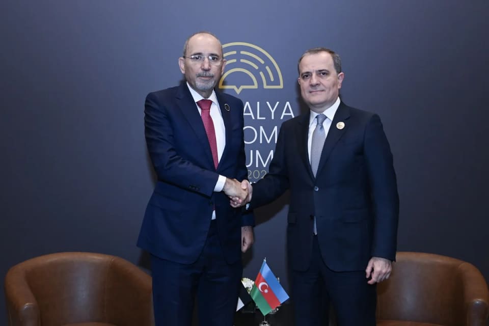 Azərbaycan və İordaniya XİN başçıları arasında fikir mübadiləsi aparılıb