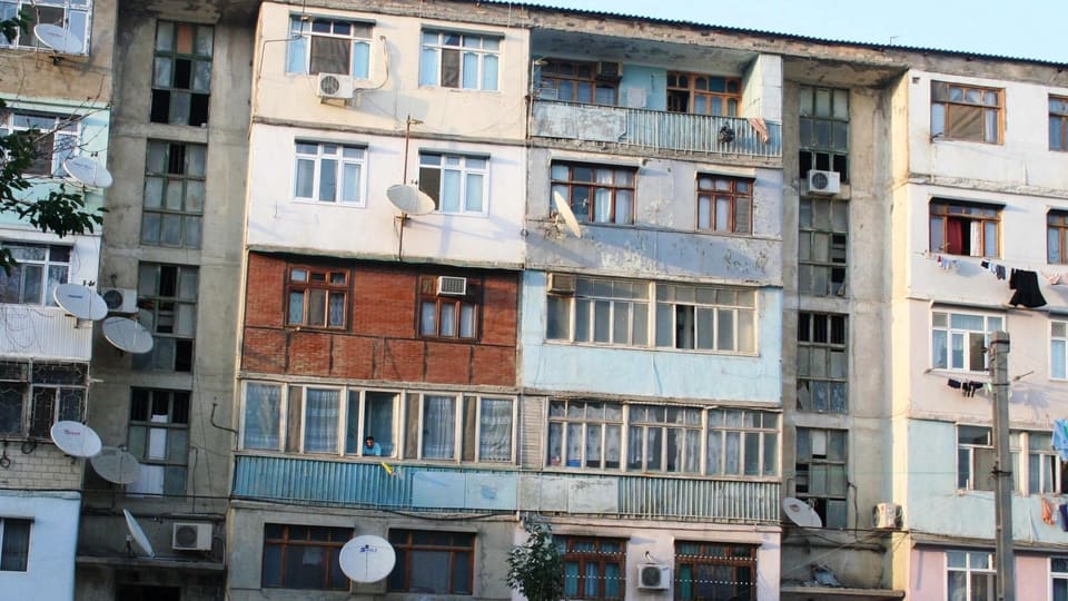 Köhnə binalarda balkon təhlükəsi - Sökülməlidir, yoxsa bərpa edilməlidir?