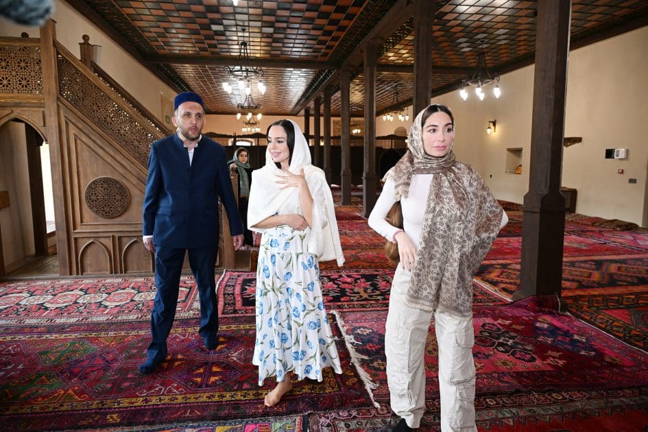 Leyla Əliyeva və Arzu Əliyeva Şəkidə Xan məscidini ziyarət ediblər