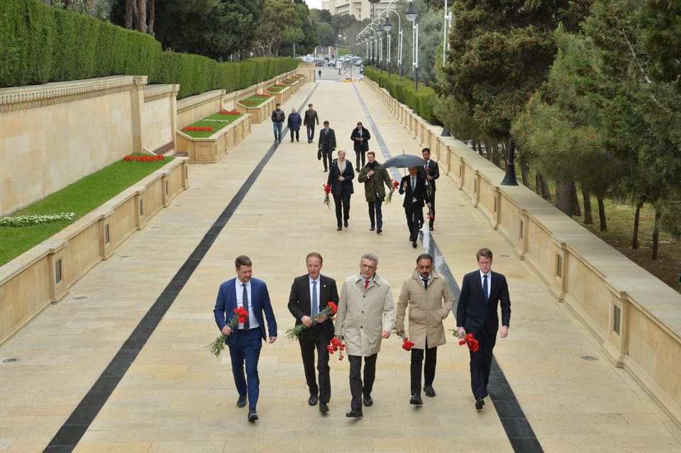 Almaniya parlament nümayəndə heyəti Şəhidlər xiyabanını ziyarət edib