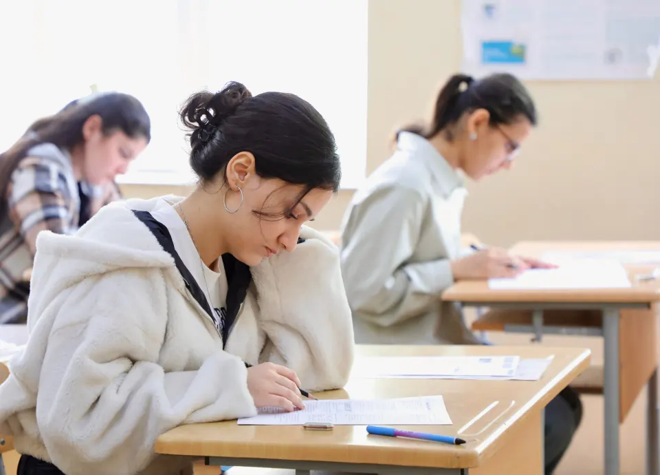 Azərbaycanda dövlət dili üzrə buraxılış imtahanı keçirilib - YENİLƏNİB