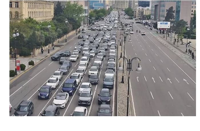Paytaxtda bir sıra yollarda nəqliyyatın sıxlığı yaranıb