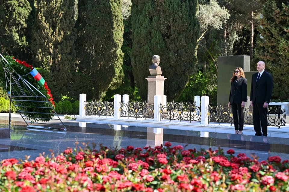 İlham Əliyev və Mehriban Əliyeva Ulu Öndər Heydər Əliyevin məzarını ziyarət ediblər