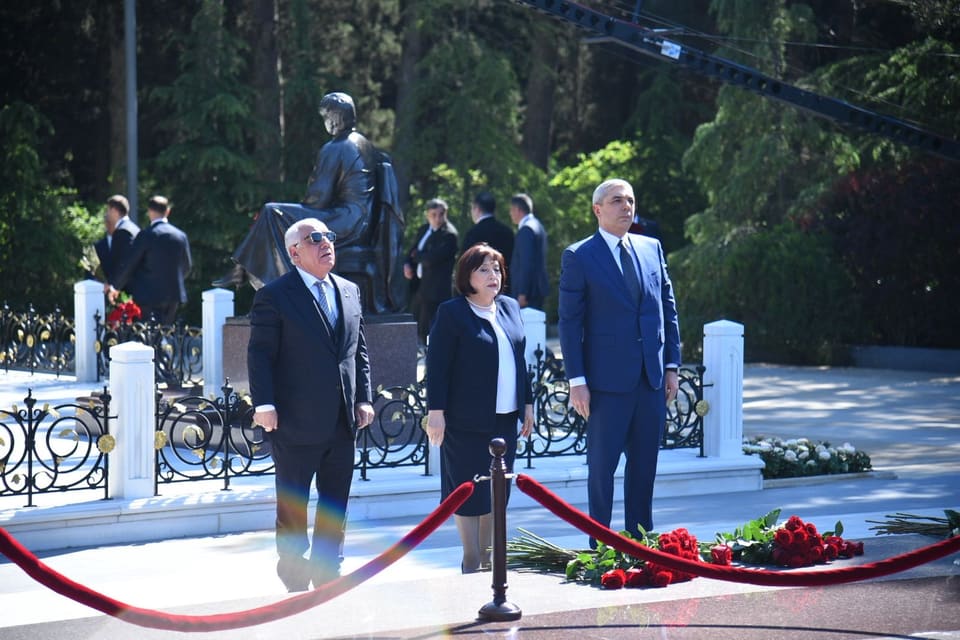 Dövlət və hökumət rəsmiləri Ulu Öndər Heydər Əliyevin məzarını ziyarət ediblər