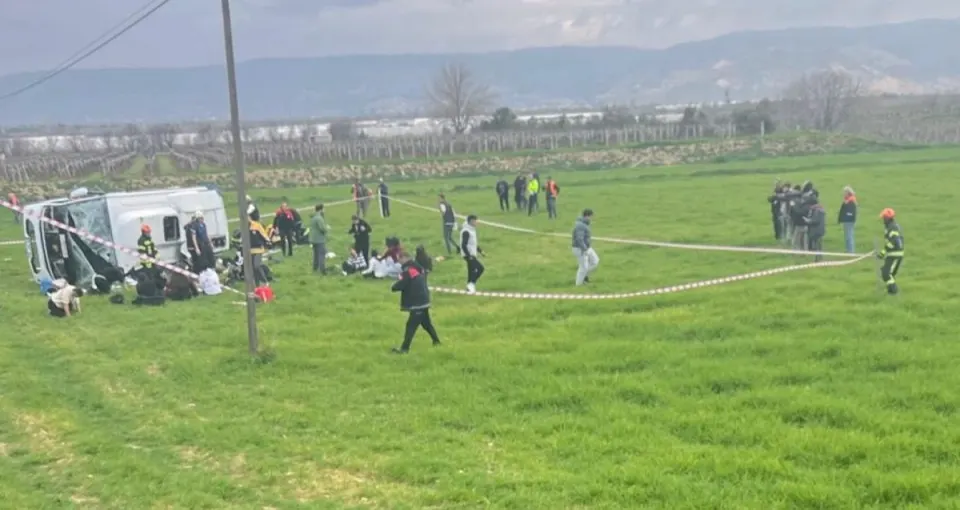 Türkiyədə məktəb avtobusu aşıb