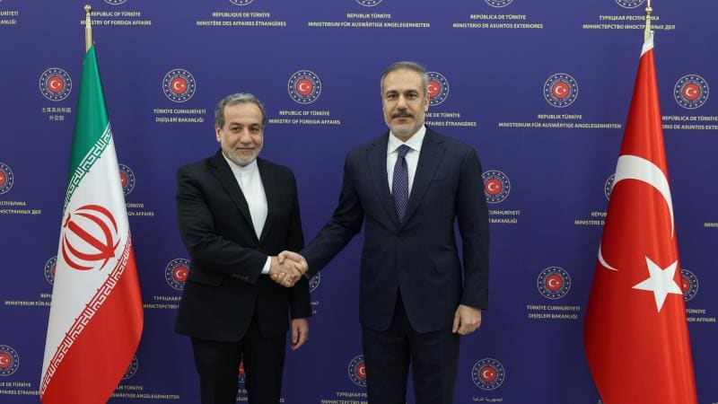 Hakan Fidan iranlı həmkarı ilə telefon danışığı aparıb