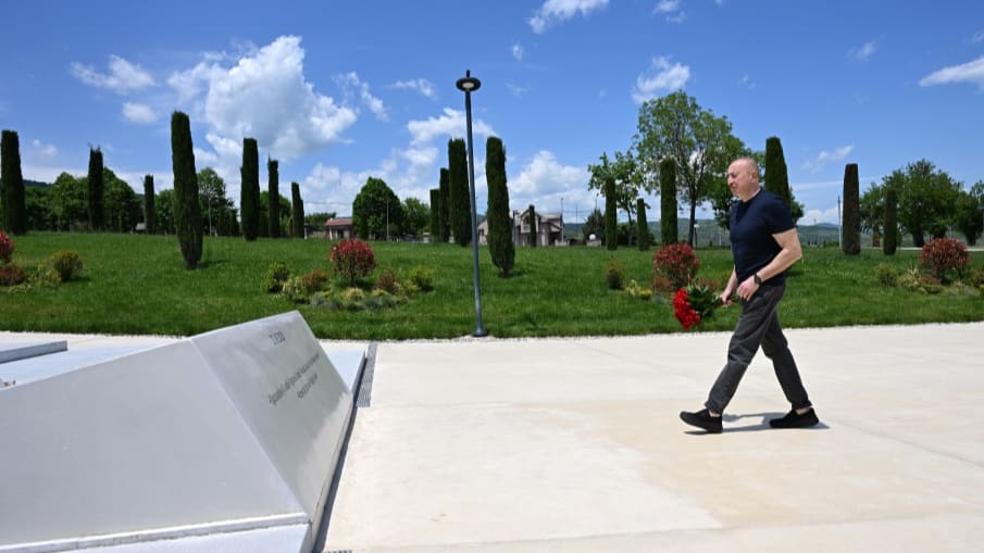 Prezident İlham Əliyev Xankəndi şəhərində Zəfər tağının önünə gül dəstələri düzüb