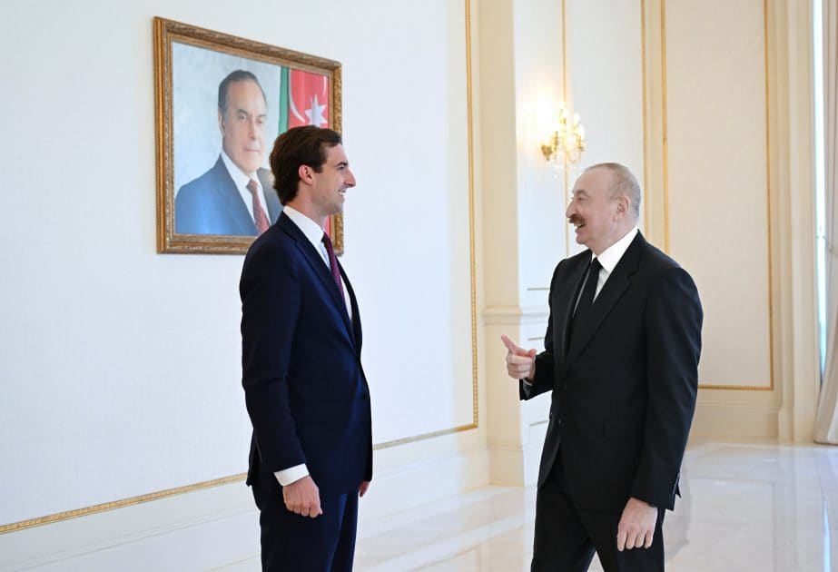 İlham Əliyev Donald Trampın hədiyyəsini Kaleb Orra göstərib