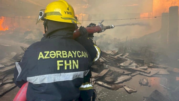 Sumqayıtda yaşayış binasında yanğın baş verib