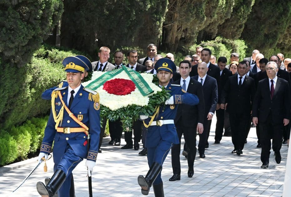 Türkmənistan Prezidenti Fəxri xiyabanda Ümumilli Lider Heydər Əliyevin məzarını ziyarət edib