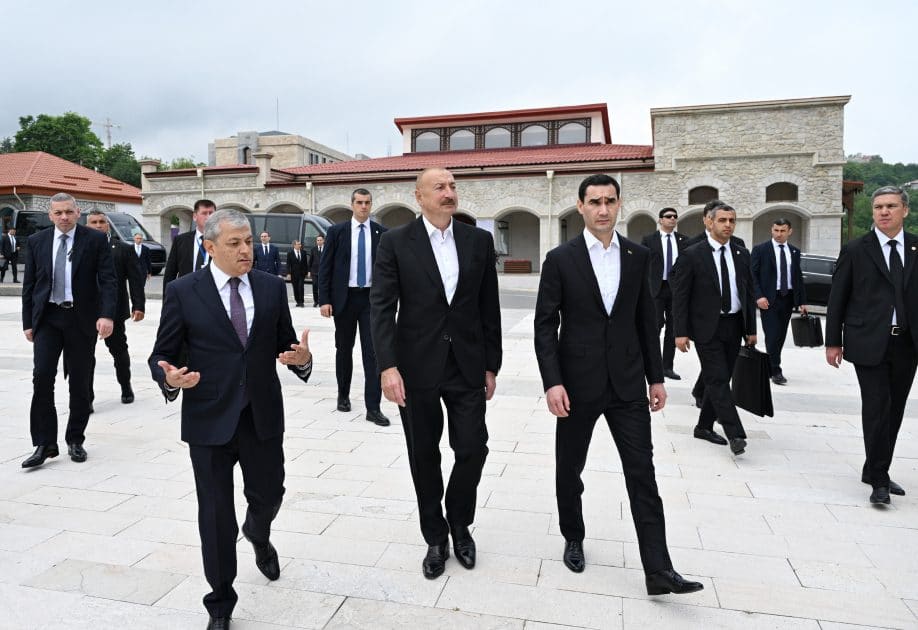 İlham Əliyev və Sərdar Berdiməhəmmədov Şuşada Azərbaycanın tanınmış şəxsiyyətlərinin işğal dövründə güllələnmiş büstlərinə baxıblar