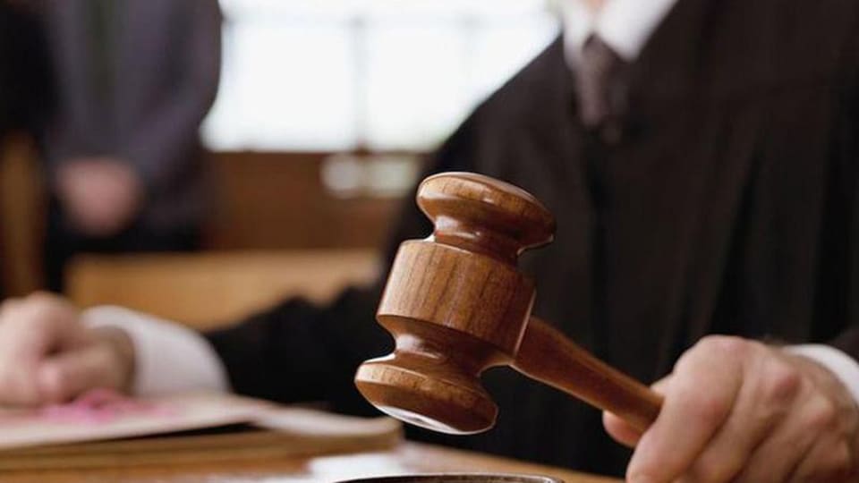 Rüşvət almaqda təqsirləndirilən vəzifəli şəxsin cinayət işi məhkəməyə göndərilib