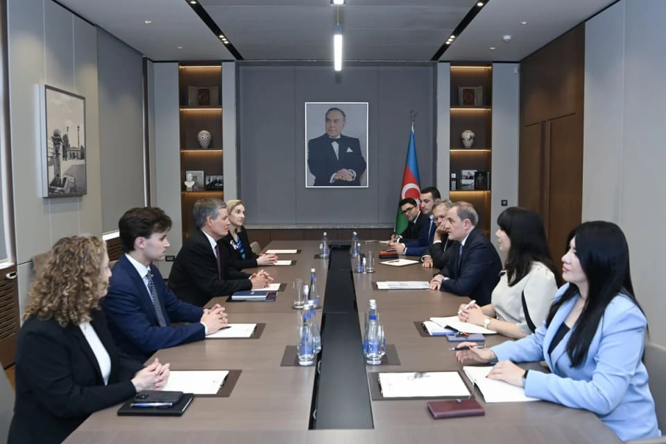 Ceyhun Bayramov ABŞ senatoru Stiv Deynslə strateji tərəfdaşlığı müzakirə edib