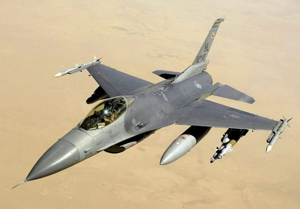 F-16 qırıcı təyyarəsi nasazlıq səbəbindən Yunanıstanda təcili eniş edib