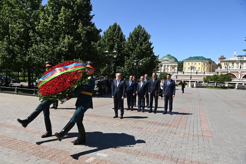 Ceyhun Bayramov Moskvada "Naməlum Əsgər" abidəsini ziyarət edib