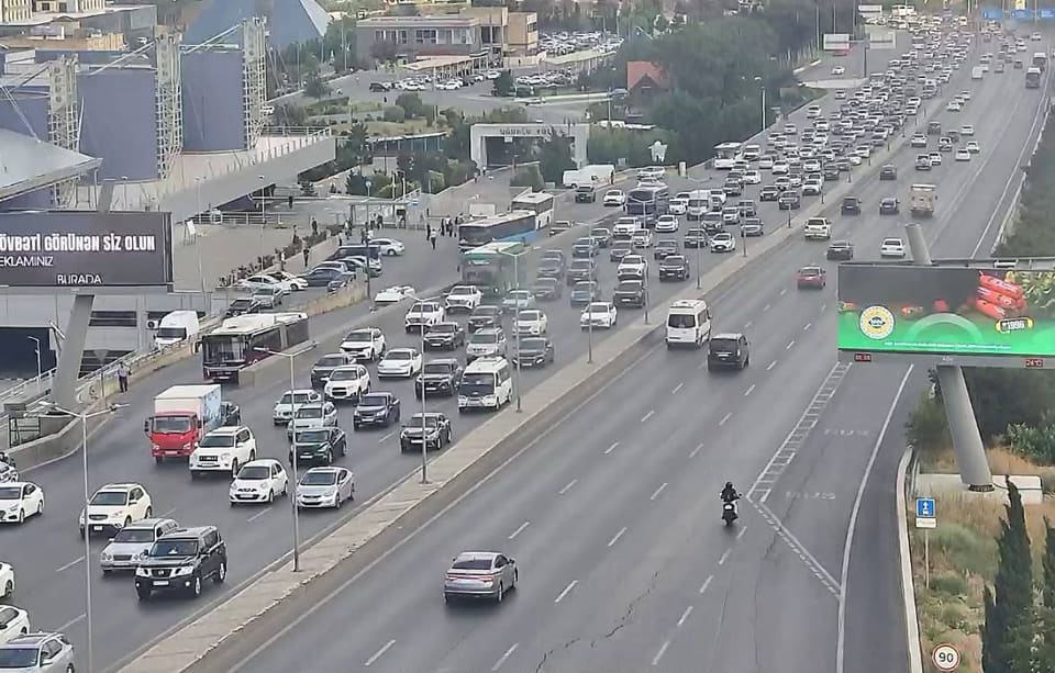 Bakıda hazırda sıxlıq müşahidə olunan yollar açıqlanıb 