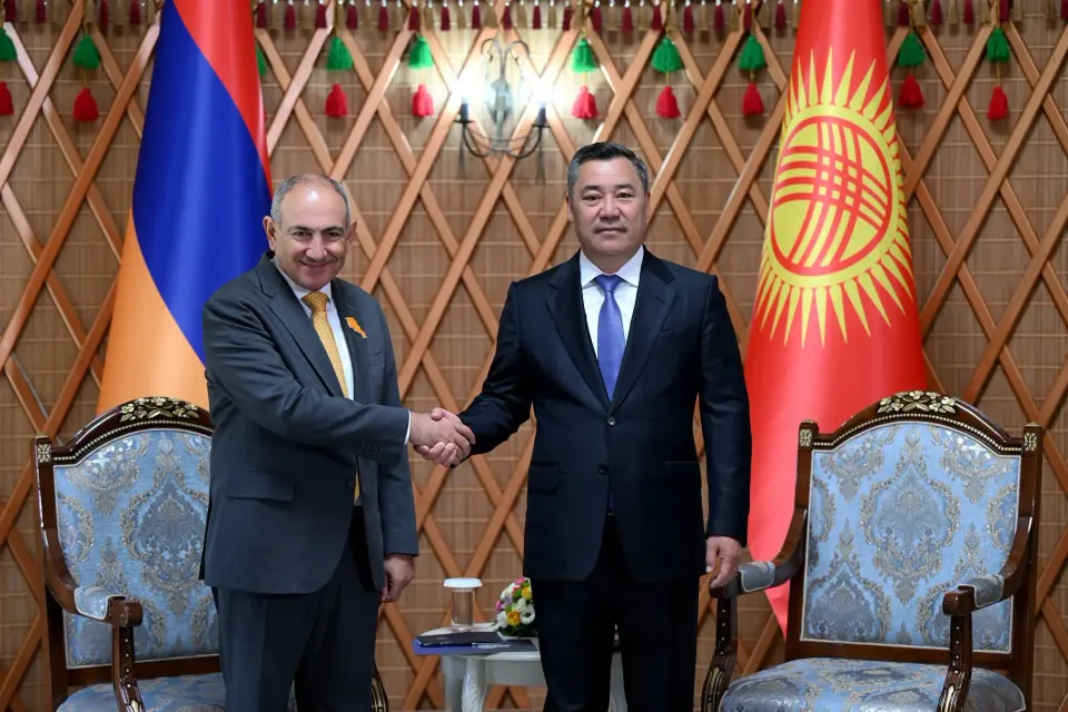 Sadır Japarov Paşinyanla görüşüb