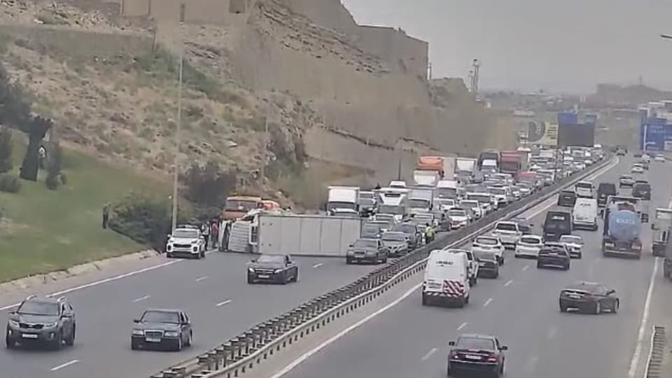 Qaradağ rayonunda qəza sıxlığa səbəb olub