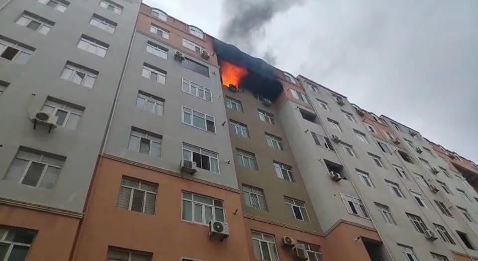 Abşeronda çoxmərtəbəli yaşayış binasında yanğın baş verib - YENİLƏNİB