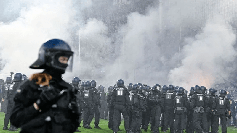 Almaniyada iğtişaş zamanı 35 polis yaralanıb