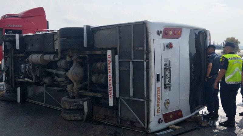 Antalyada mikroavtobus aşıb, 5 nəfər xəsarət alıb