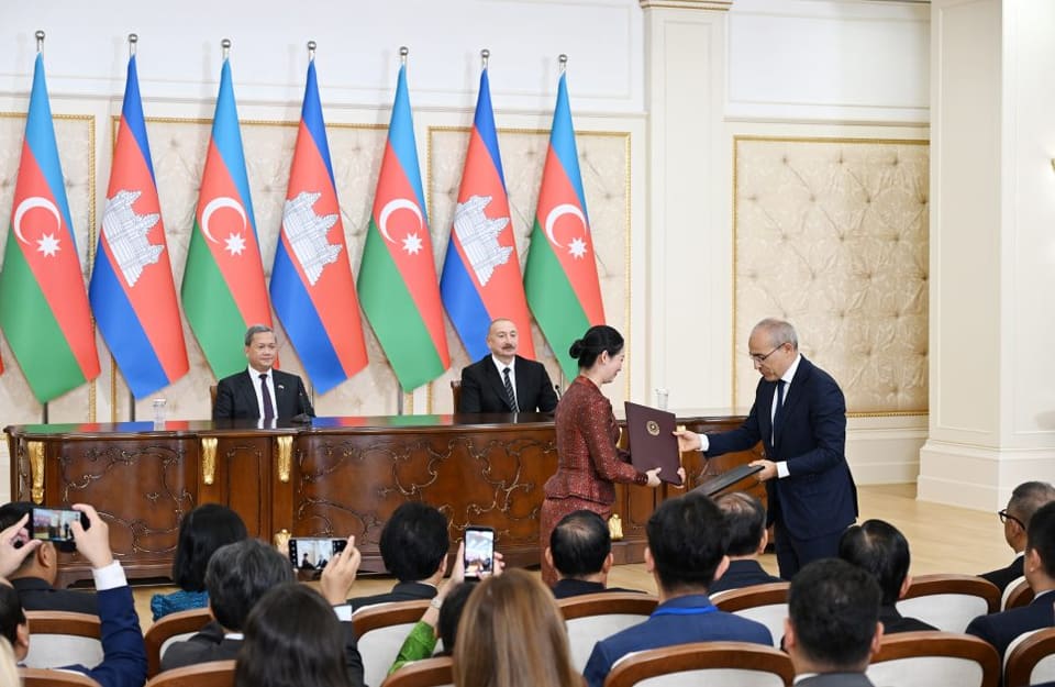 Azerbaijan, Cambodia exchange signed documents