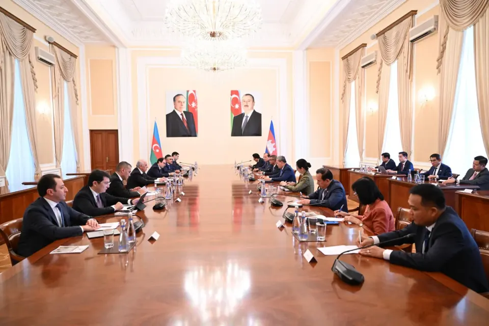 Ali Asadov discusses bilateral relations with Cambodian Prime Minister