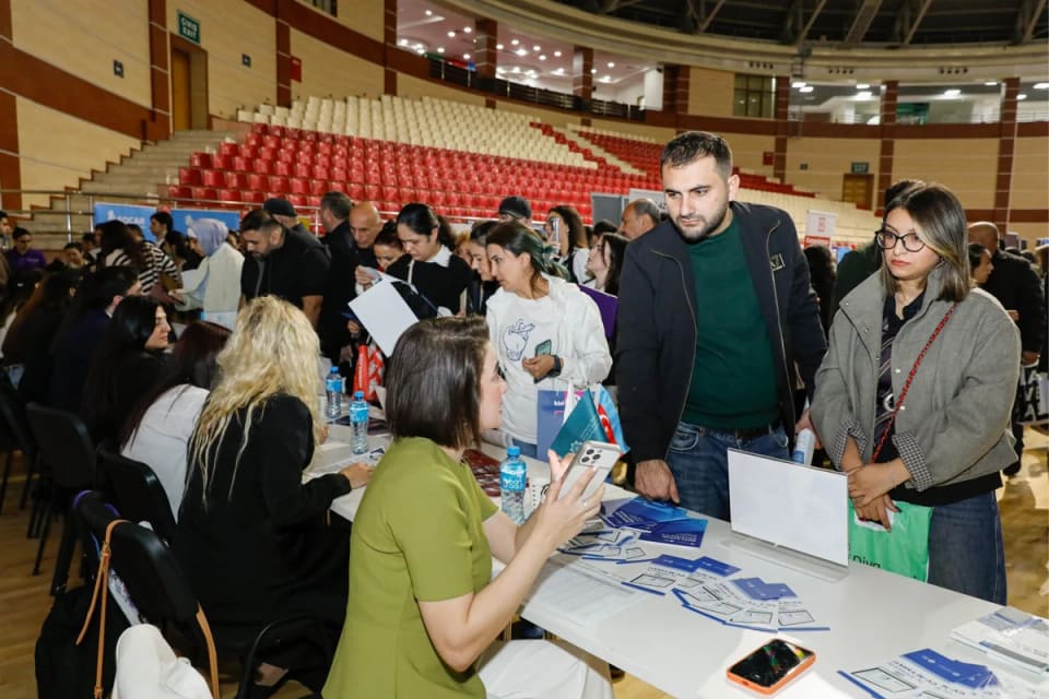Bakıda əmək yarımarkasında 1000-dən çox vakansiya təqdim olunub