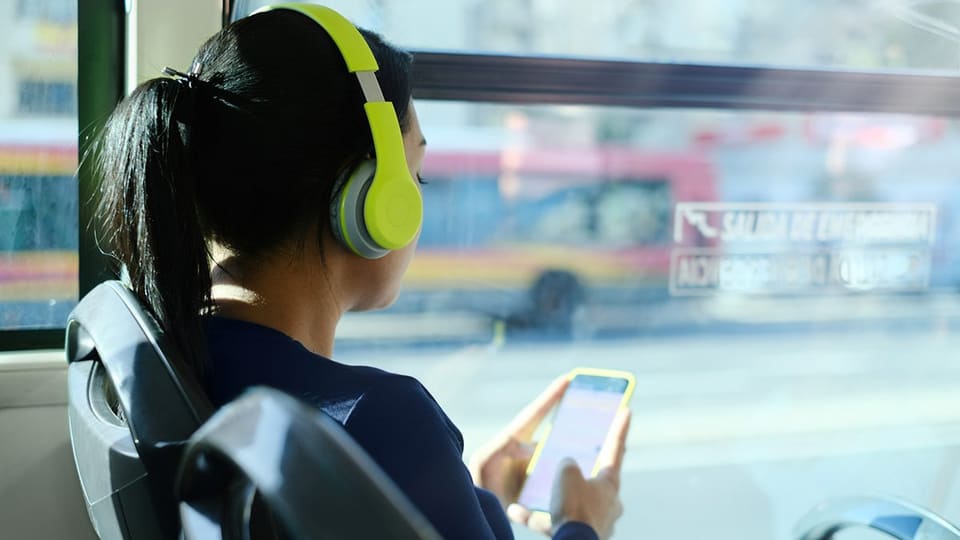 Böyük Britaniyada avtobuslarda yüksək səsli musiqi dinləyənlər cərimələnəcəklər