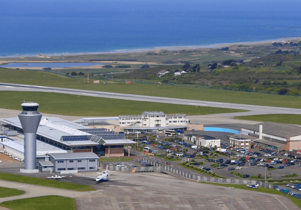 Böyük Britaniyanın "Jersey" hava limanı dron fəaliyyəti səbəbindən bağlanıb