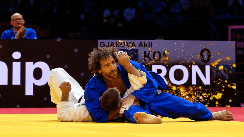 World Championships: Hidayat Heydarov advances to round of 32